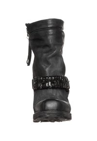 Zwarte enkelhoge leren laars met een nonchalant ontwerp, een gestructureerde afwerking en een decoratieve zwarte kettingband rondom de enkel. Ritssluiting aan de zijkant.