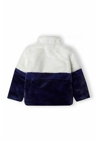 Giacca in pelliccia finta con collo alto, design con blocchi di colore in bianco e blu navy, con una superficie morbida e testurizzata e spalle scese.