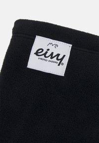 Schwarzer Fleece-Nackenwärmer mit einem gewebten Etikett, auf dem "eivy" und "UNBORED ONBOARD®" steht, sowie sichtbaren Stichen entlang der oberen Kante.
