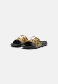 Leoparda raksta slide sandales ar melnu gumijas zoli un platu siksnu, kurā ir baltsa logo. Materiāls ir gluds ar teksturētu zolīti.