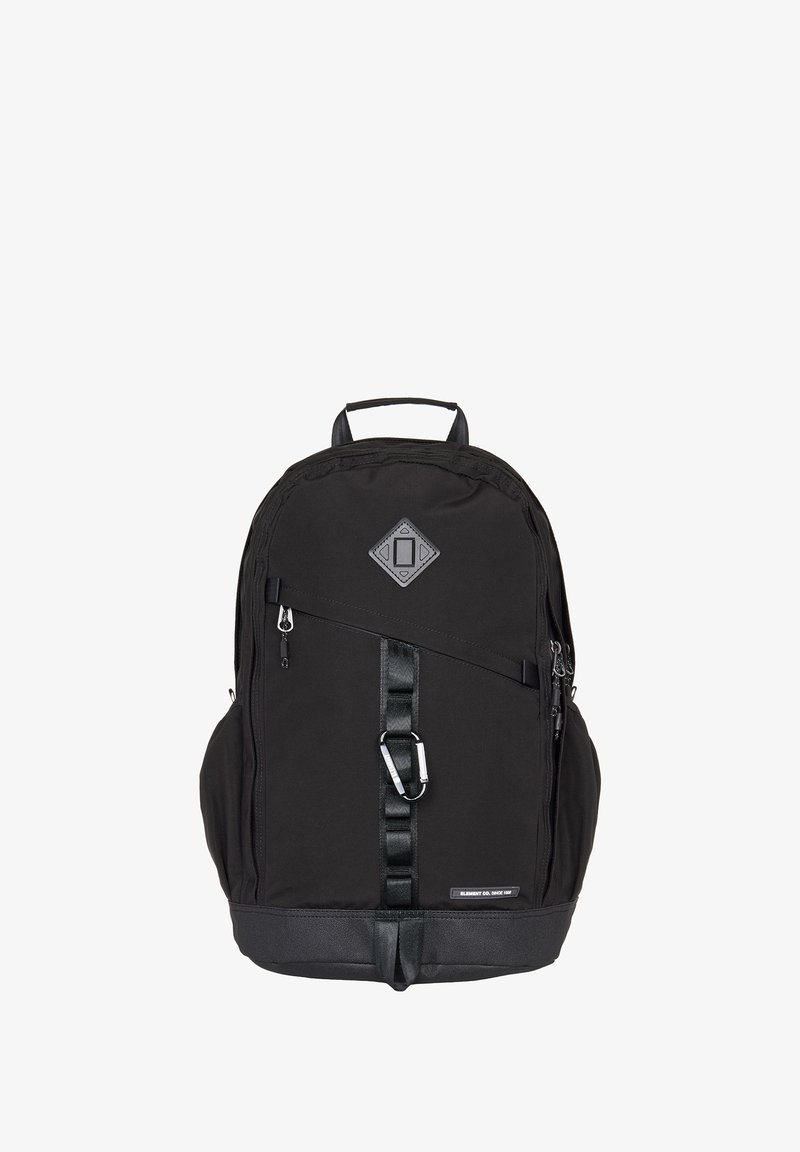 Zwarte rugzak van een gladde, duurzame stof, met een voorzak met rits, bandaccenten en een handgreep aan de bovenkant om te dragen.