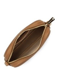 Borsa in pelle marrone con superficie testurizzata, hardware della cerniera dorato e un ampio interno con fodera liscia.