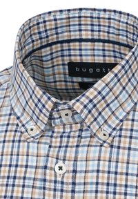 Karierter Hemd mit blauen, braunen und weißen Farben, einem Button-Down-Kragen und kontrastierenden Knöpfen. Etikett trägt die Aufschrift "bugatti."