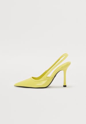 Escarpins slingback en cuir verni jaune avec un bout pointu, présentant des détails découpés et un talon aiguille. Texture lisse et brillante.