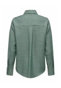 Camisa de manga larga en tela verde apagado con un acabado texturizado, puños abotonados y un detalle de pliegue en la parte trasera, con un diseño de cuello clásico.