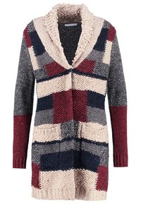Long cardigan en tricot avec col châle, motif patchwork beige, bordeaux, marine et gris, avec poches avant et point texturé.