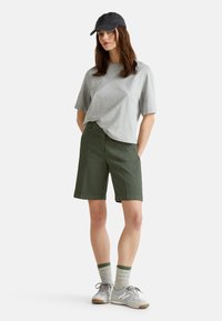 United Colors of Benetton BERMUDAS WITH CUFF IN STRETCH - Shorts - green