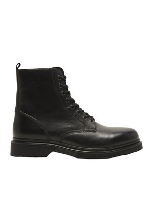 Stivaletti in pelle nera alla caviglia con design con lacci, punta tonda e suola in gomma spessa con battistrada testurizzato. Stile minimalista senza accessori aggiuntivi.