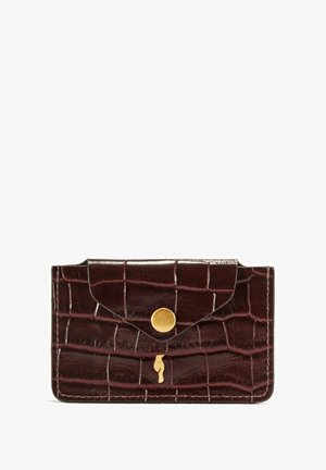 Portfel wykonany z ciemno-burgundowej skóry w wzór krokodyla, z zaokrąglonym klapkiem, wyposażony w zapięcie na złoty guzik oraz mały detal z logo.