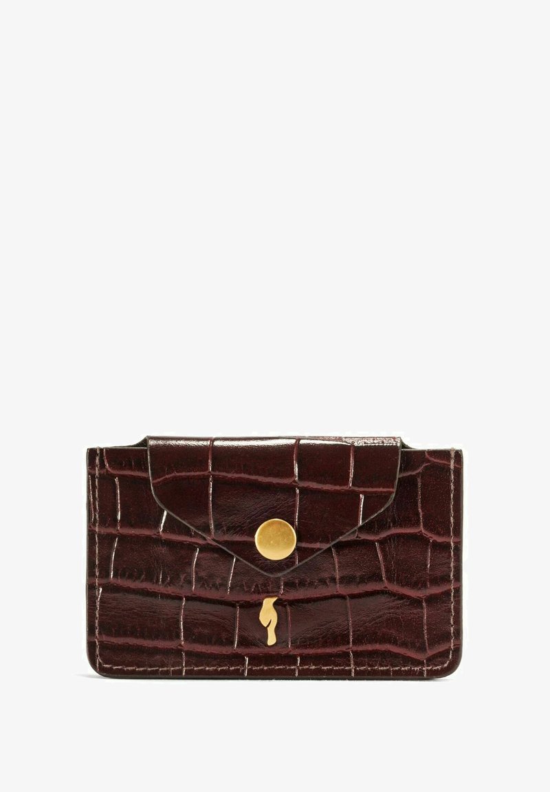 Portfel wykonany z ciemno-burgundowej skóry w wzór krokodyla, z zaokrąglonym klapkiem, wyposażony w zapięcie na złoty guzik oraz mały detal z logo.