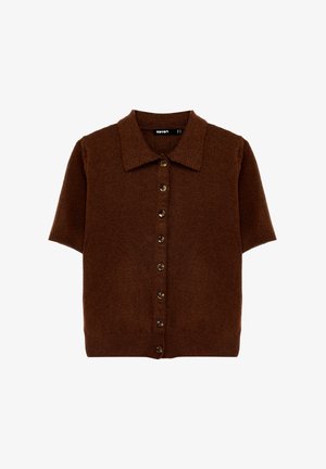 Cardigan tricoté marron à manches courtes avec un col et une rangée de sept boutons en écaille de tortue sur le devant.