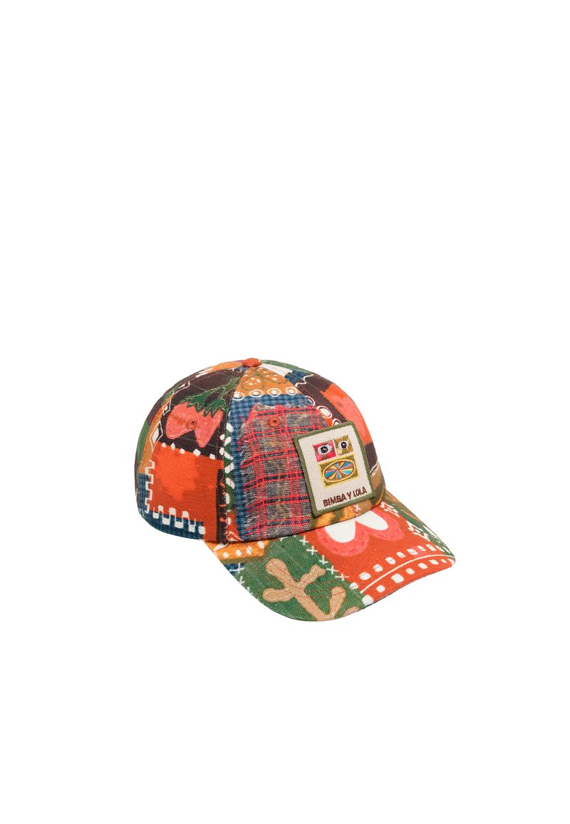 Gorra de béisbol de patchwork con colores y patrones vibrantes, incluyendo diseños florales y geométricos, con un parche de logo en la parte frontal.