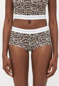 Boxers s leopardím vzorom s bielym elastickým pásom označeným "COPENHAGEN STUDIOS"; mäkká tkanina, priliehavý dizajn a jedinečné detaily vzoru.