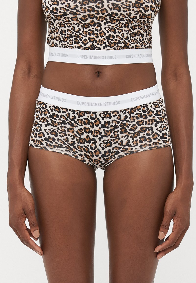 Boxers s leopardím vzorom s bielym elastickým pásom označeným "COPENHAGEN STUDIOS"; mäkká tkanina, priliehavý dizajn a jedinečné detaily vzoru.