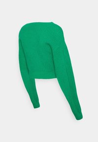 Grüner, grob gestrickter, kurz geschnittener Pullover mit langen Ärmeln und geripptem Muster, vor einem weißen Hintergrund präsentiert.