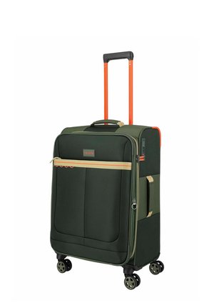 Valigia morbida verde con dettagli beige e arancioni, quattro ruote girevoli, tasca frontale e manico telescopico arancione estensibile.