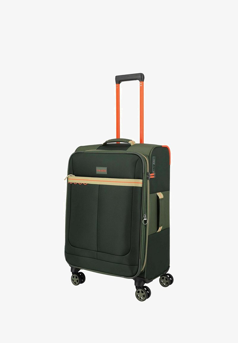 Valise souple verte avec des accents beiges et orange, quatre roues pivotantes, une poche frontale et une poignée télescopique orange extensible.