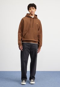 Carhartt WIP HOODED AMERICAN SCRIPT - Hættetrøje - lumber