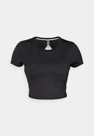 Fekete, rövid ujjú, cropped póló, kontrasztos varrással és lekerekített nyakkivágással. Az anyag simának és ruganyosnak tűnik.