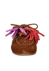 Bruine suède schoen met een ronde neus en decoratieve franjes in paars en rood. Bevat kleine ronde uitsnijdingen op de bovenkant en een platte zool.