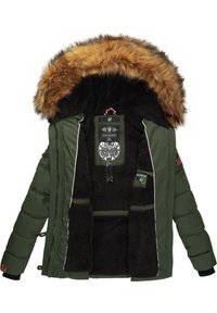 Zelená padded bunda s kapucňou z umelého kožúška, podšitá čiernym fleece-om. Obsahuje vnútorné vrecká a značkové štítky pre identifikáciu štýlu.