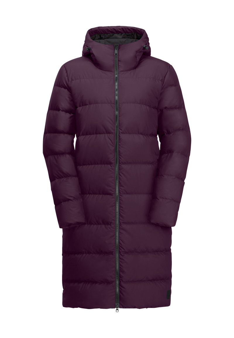 Cappotto lungo in piumino di un profondo viola, dotato di cappuccio, chiusura frontale con zip completa e design trapuntato con ampi pannelli per l'isolamento. Finitura texturizzata e liscia.