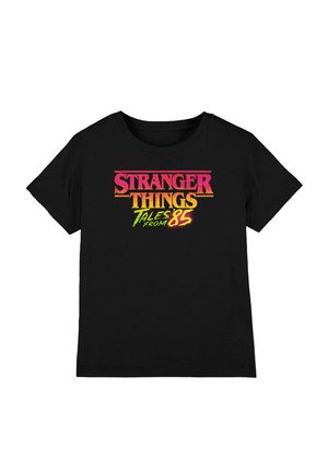 Schwarzes T-Shirt mit kurzen Ärmeln und buntem Schriftzug „Stranger Things Tales From 85“ in Pink, Orange, Gelb und Grün auf der Vorderseite.