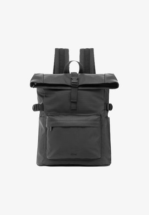 Czarny plecak typu roll-top z wyściełanymi paskami na ramiona, przednią kieszenią na zamek, bocznymi zatrzaskami oraz zapięciem na centralną klamrę na białym tle.