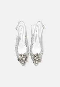 Scarpe slingback argentate con motivo intrecciato, punta affusolata e decorazione floreale realizzata con materiali misti.