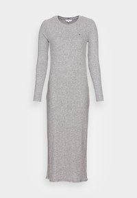 Robe en maille côtelée grise à manches longues avec un col rond, une coupe ajustée et un discret logo Tommy Hilfiger sur la poitrine gauche.