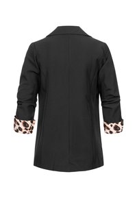 Svart jakke med klassisk krage og trekvart ermer, med leopardmønstrede mansjetter og glatt tekstur.