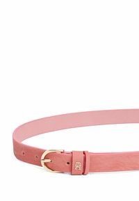 Roze leren riem met een gladde textuur, een goudkleurige metalen sluiting en een logo-accent nabij de sluiting. Verstelbaar met meerdere gaten.