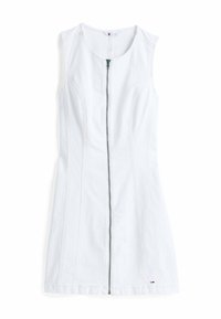 Biała sukienka na ramiączkach z przednim zamkiem błyskawicznym, kontrastującym przeszyciem, dopasowanym krojem oraz małą metką z logo w dolnym lewym rogu.