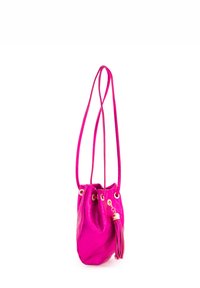 Fuchsia Eimer-Handtasche mit glänzender Oberfläche, langen verstellbaren Riemen, goldenen Ösen und einem dekorativen Quast-Accessoire.