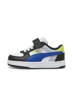 Baskets noires, blanches et bleues avec une tige en cuir, des accents en maille et une sangle Velcro. Présente une semelle en caoutchouc texturée.