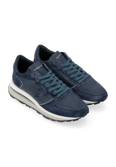Navy Sneaker aus Wildleder und Mesh, mit strukturierten Schnürsenkeln, kontrastierenden Akzenten und einer Gummisohle.