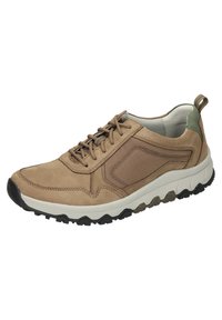 Bruine suède sneaker met mesh accenten, platte veters en een gewatteerde witte zool. Beschikt over een groene hiel tab en een uitgesproken profielpatroon.