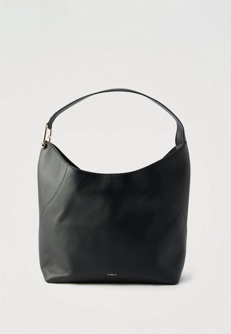 Sac hobo en cuir noir avec une texture lisse, une silhouette incurvée, une sangle courte et un logo doré discret à la base.