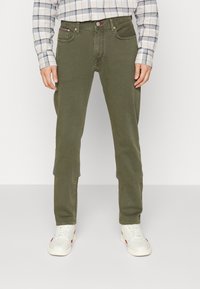 Tommy Hilfiger DENTON COLOR - Calças de ganga de perna direita - countryside khaki