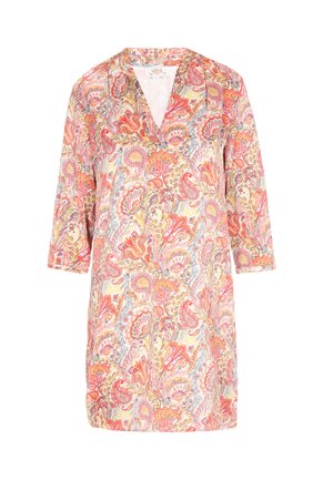 Korte jurk met bloemenpatroon en driekwart mouwen in tinten roze, rood, geel en wit, met een V-hals.