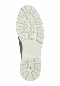Suola di scarpa grigia con fondo bianco decorato, caratterizzata da battistrada a forma di croce e con il marchio "s.Oliver". Taglia contrassegnata come 37.