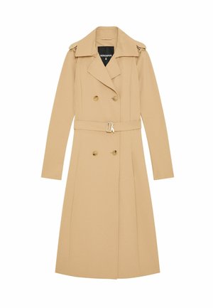 Cappotto beige a lunghezza ginocchio realizzato in tessuto morbido, caratterizzato da una chiusura doppiopetto, spalline e una cintura con fibbia metallica.