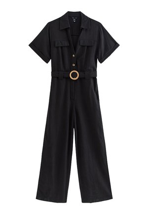 Schwarzer Kurzarm-Jumpsuit mit weitem Bein, Kragen, vorderen Knöpfen, zwei Brusttaschen und einer runden Gürtelschnalle.