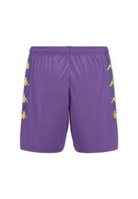 Paarse sportieve shorts met elastische tailleband, voorzien van gele logo's aan de zijkanten. Gemaakt van lichtgewicht, gladde stof met een losse pasvorm.