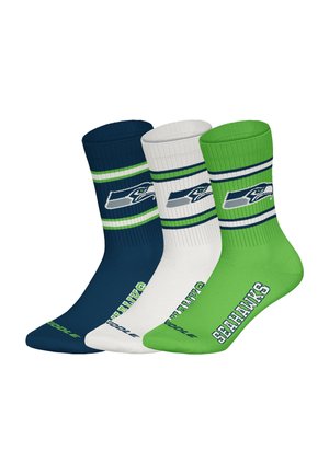 Tres pares de calcetines: azul marino, blanco y verde brillante. Cada uno tiene rayas y presenta un logo de los Seahawks y texto a lo largo de los lados.