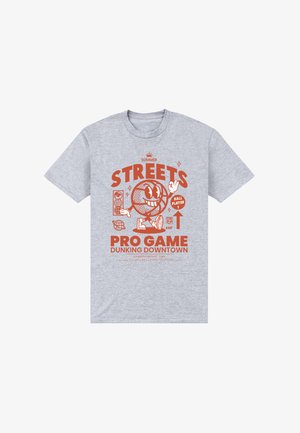 Šedé tričko s krátkým rukávem s oranžovým grafickým potiskem, zobrazujícím postavu basketbalisty, s textem "LETNÍ ULICE PRO HRY DUNKING DOWNTOWN."