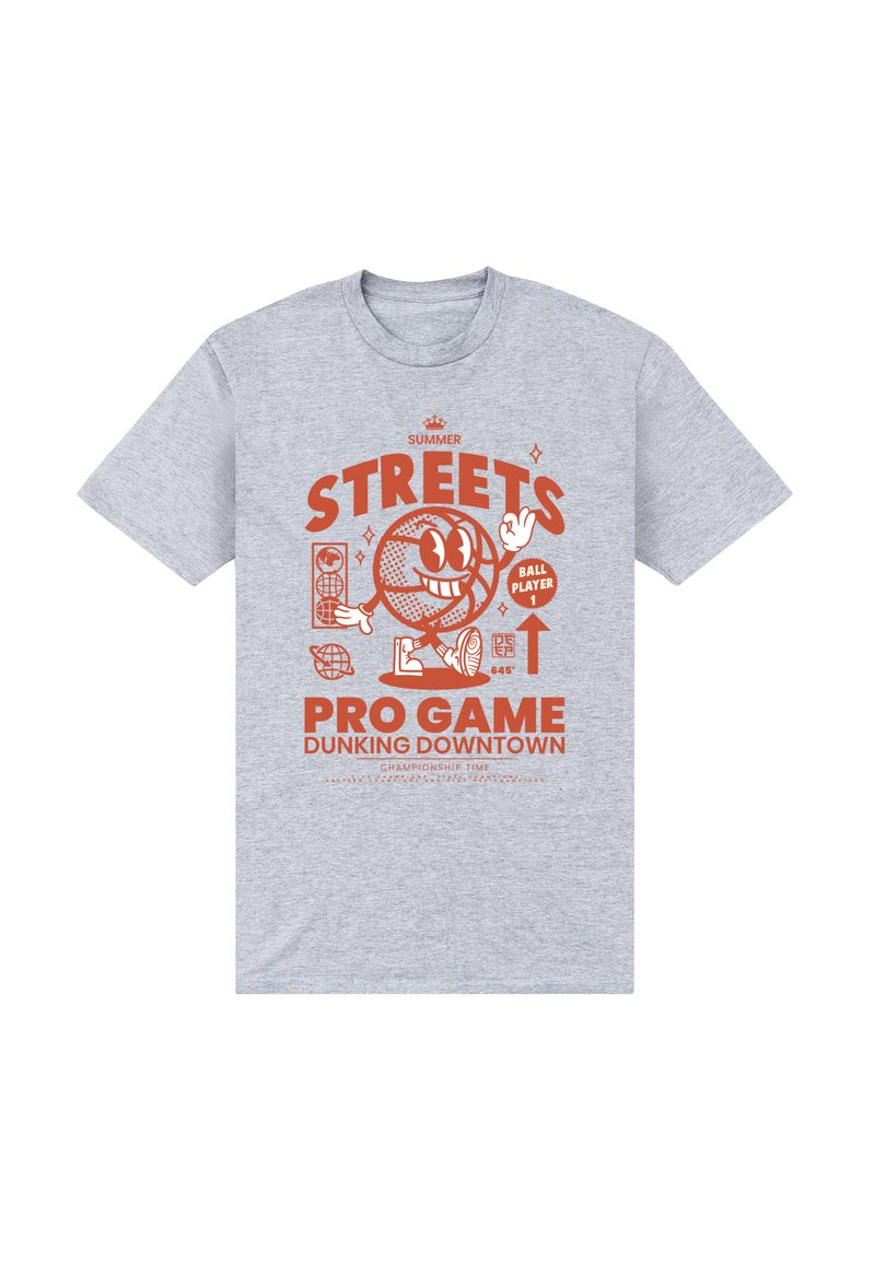 Šedé tričko s krátkým rukávem s oranžovým grafickým potiskem, zobrazujícím postavu basketbalisty, s textem "LETNÍ ULICE PRO HRY DUNKING DOWNTOWN."