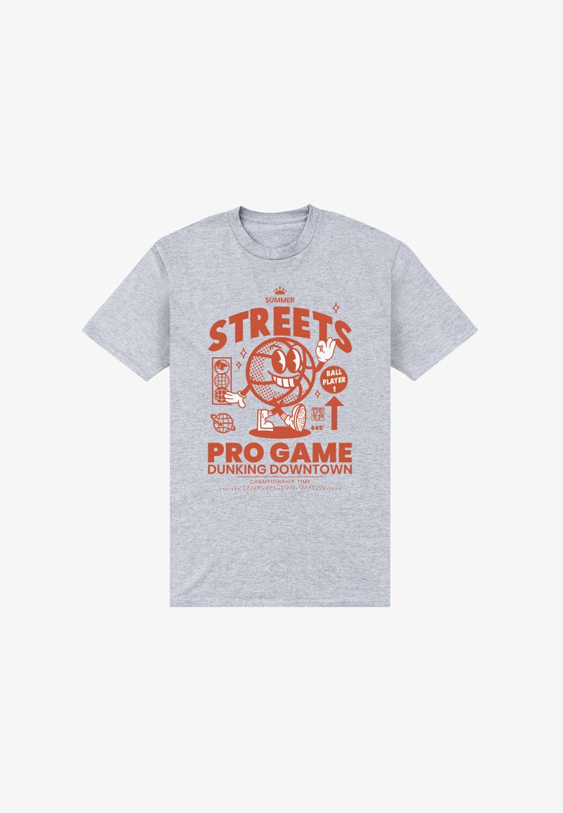 Szara koszulka z krótkim rękawem z pomarańczowym nadrukiem graficznym przedstawiającym postać koszykarza, z napisem "SUMMER STREETS PRO GAME DUNKING DOWNTOWN."
