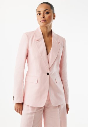 Lichtroze linnen blazer met scherpe revers, enkele zwarte knoopsluiting en twee voorzakken. Soepele textuur, gestructureerde pasvorm met lange mouwen.