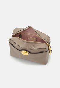 Coccinelle LIYA SIGNATURE - Umhängetasche - warm taupe